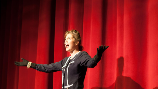 8 Storytelling techniques to use on stage